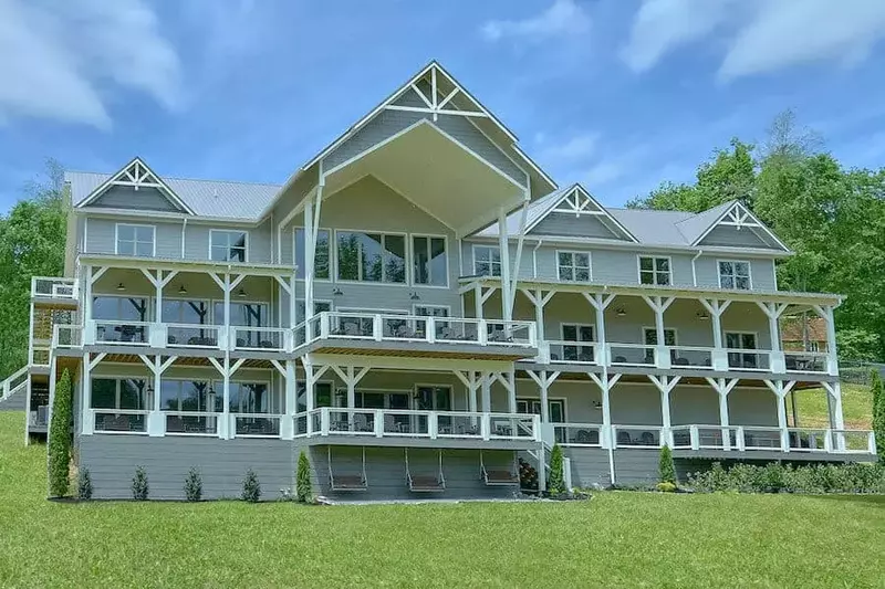 Large cabin in the Smoky Mountains