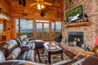 five-bears-mountain-view-lodge-living-room