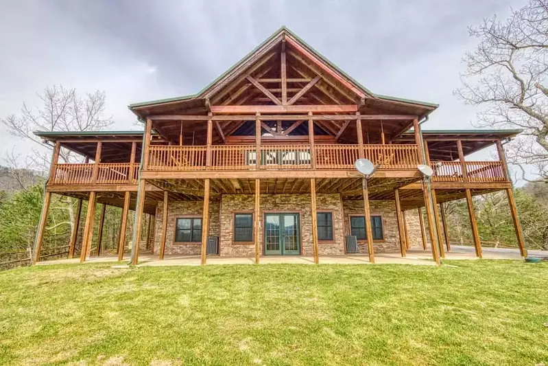 mountain top mansion large cabin in pigeon forge