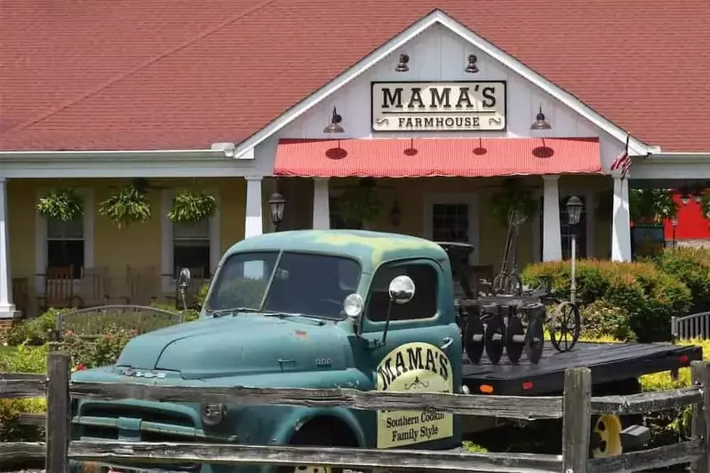 mama's farmhouse in pigeon forge