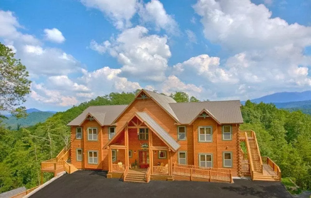 outside of the big elk lodge cabin in pigeon forge
