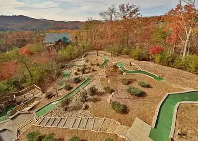 outdoor mini golf course at thunder mountain gatlinburg cabin