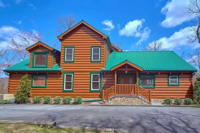 Top Notch Lodge cabin with a basketball court