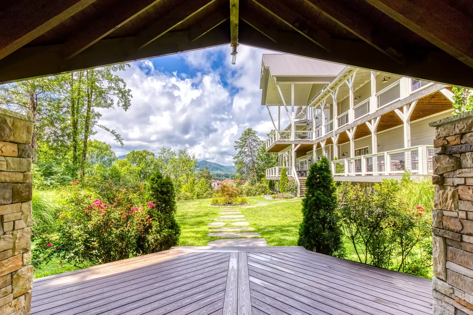 GRAND LECONTE LODGE