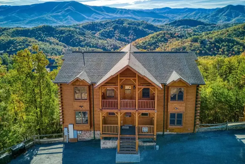 Mountain Breeze Manor large cabin with mountain view