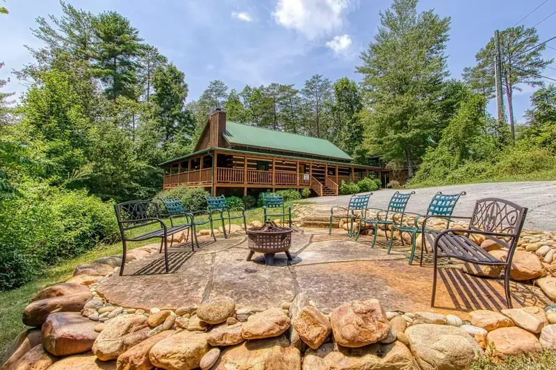 A Sweet Retreat large cabin with fire pit