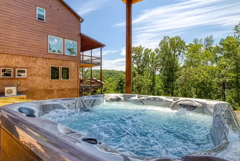 Bear Hugs Lodge hot tub