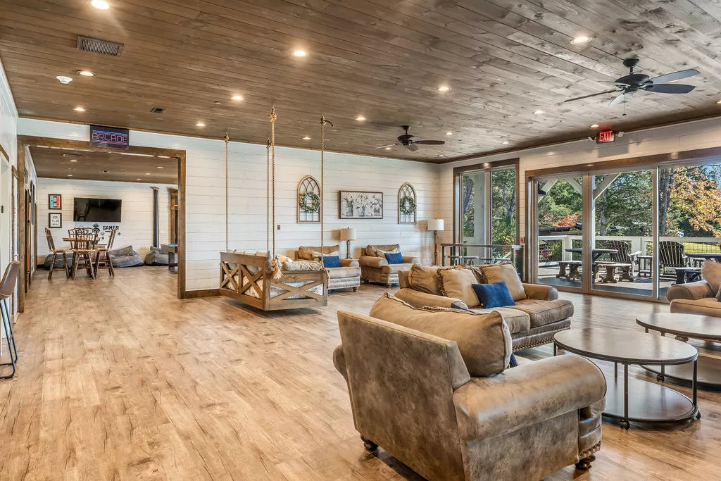 GRAND LECONTE LODGE