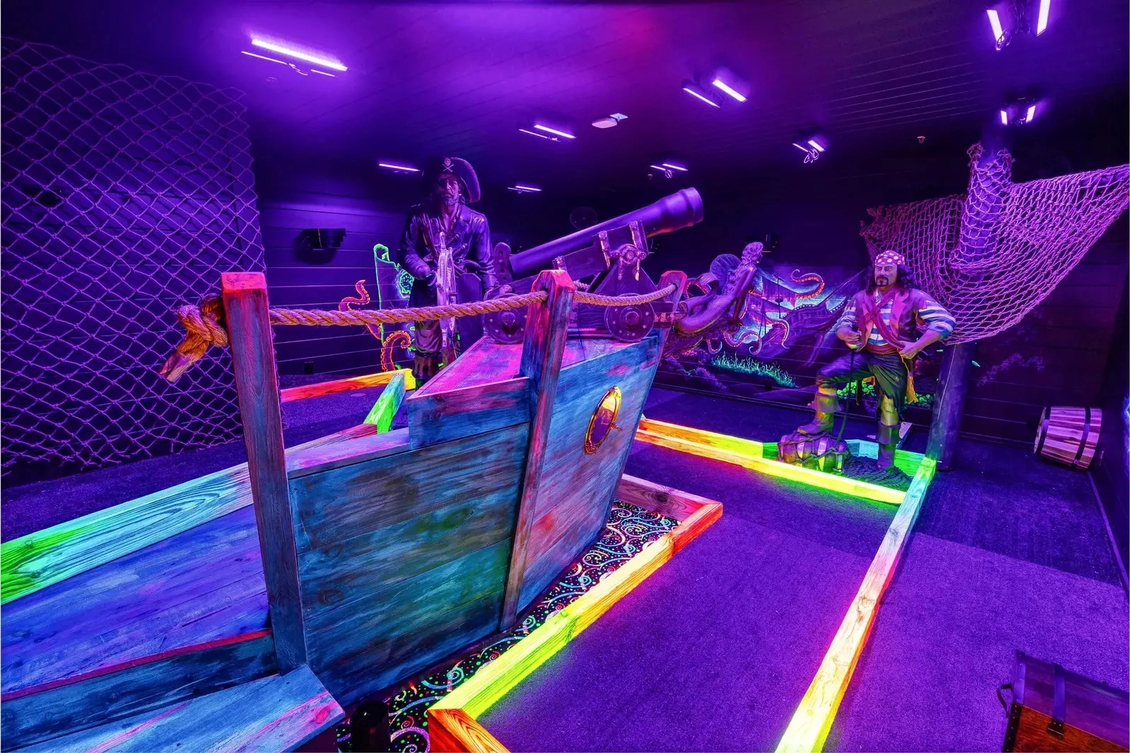 indoor blacklight putt putt gatlinburg tn